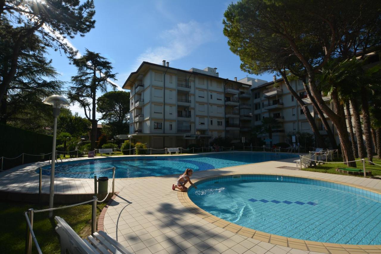 Lignano With Pool Apartman Lignano Sabbiadoro Kültér fotó