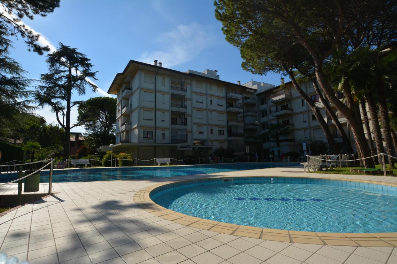 Lignano With Pool Apartman Lignano Sabbiadoro Kültér fotó