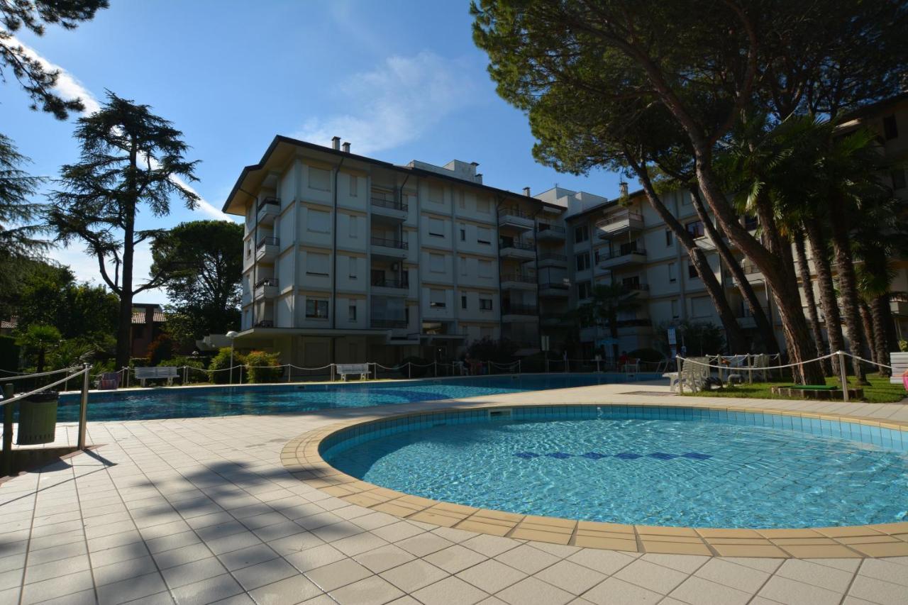Lignano With Pool Apartman Lignano Sabbiadoro Kültér fotó