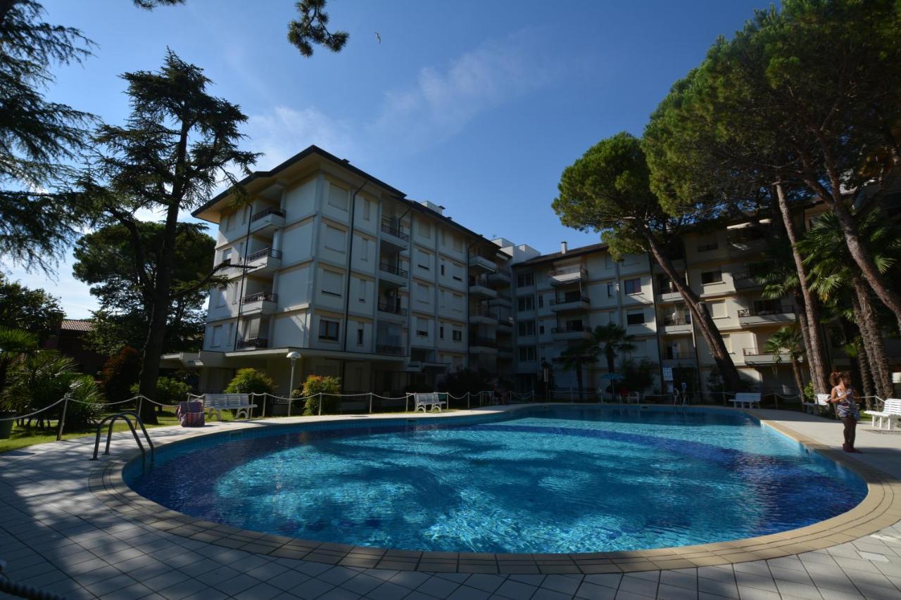 Lignano With Pool Apartman Lignano Sabbiadoro Kültér fotó
