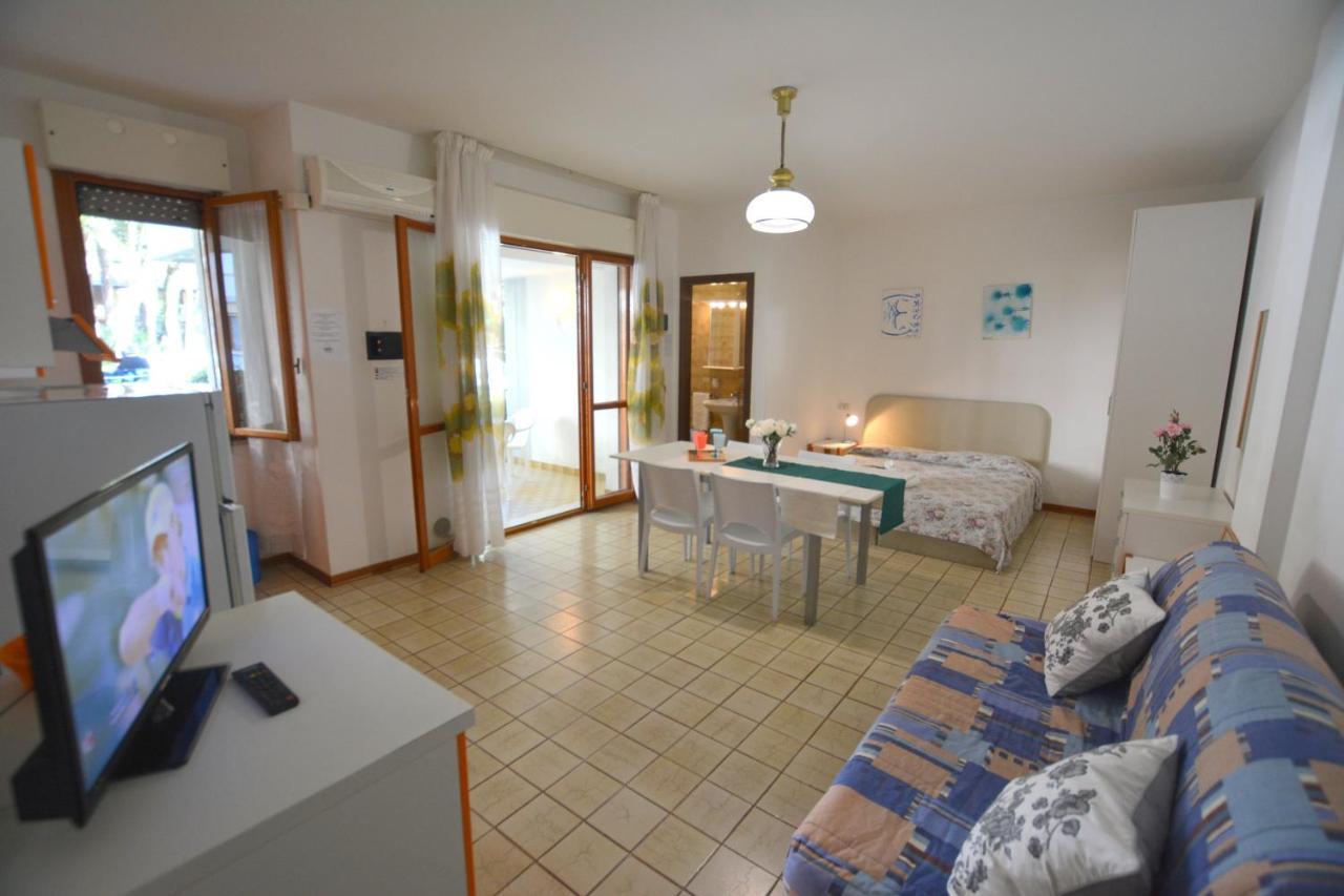 Lignano With Pool Apartman Lignano Sabbiadoro Kültér fotó