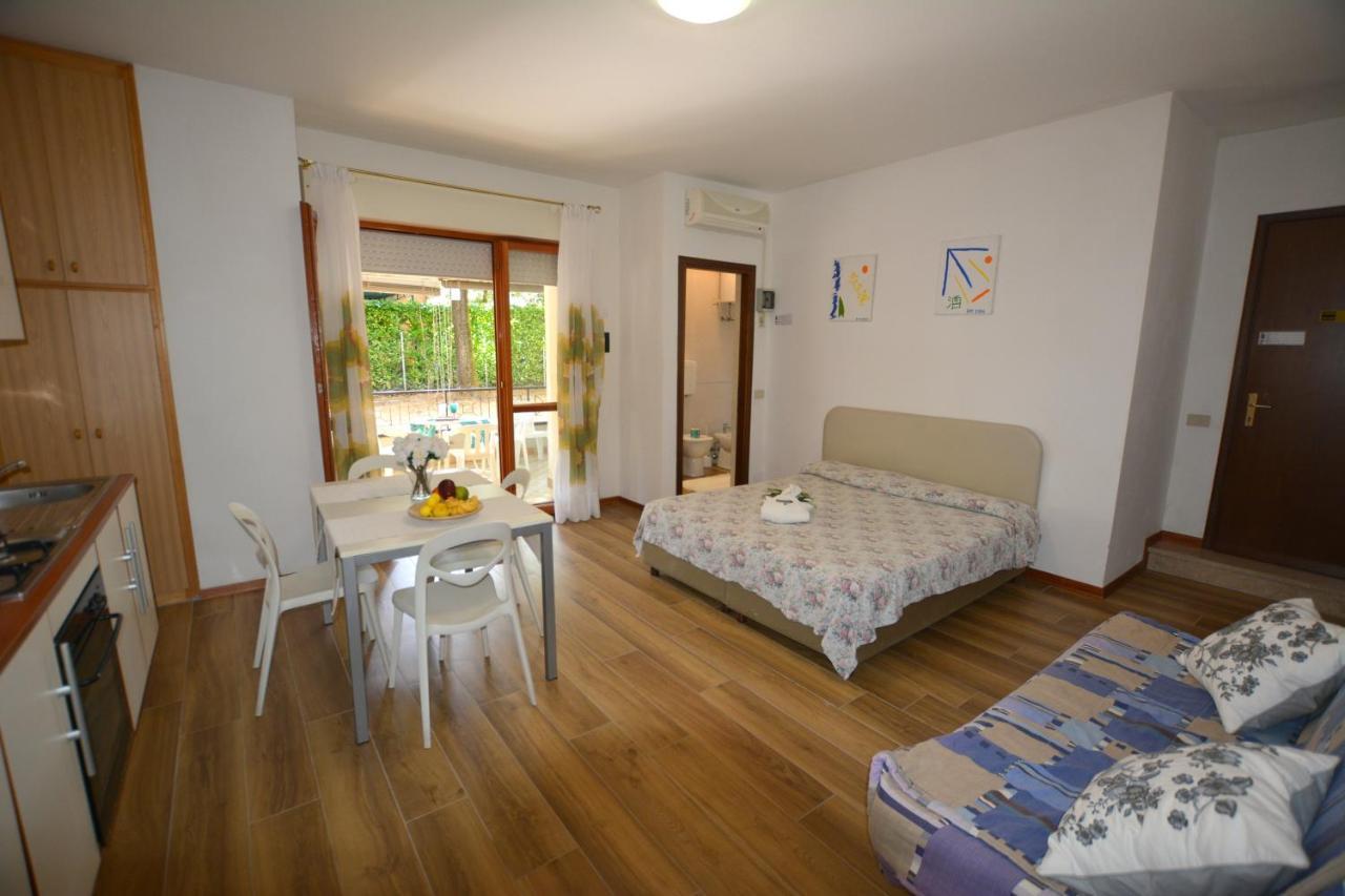 Lignano With Pool Apartman Lignano Sabbiadoro Kültér fotó