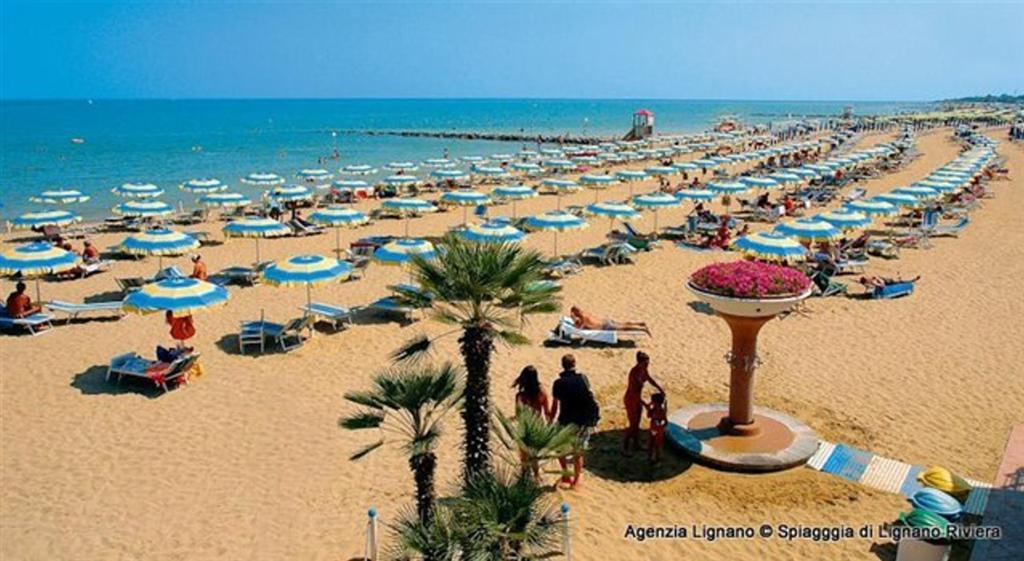 Lignano With Pool Apartman Lignano Sabbiadoro Kültér fotó